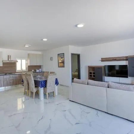 Beautiful Penthouse With Private Terrace & Seaview By 360 Estates