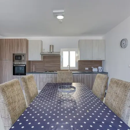 Beautiful Penthouse With Private Terrace & Seaview By 360 Estates